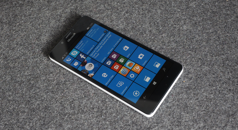 Illustration for article titled Lumia 950 Review: Microsoft's Best Ideas Still Don't Fit In Your Hand